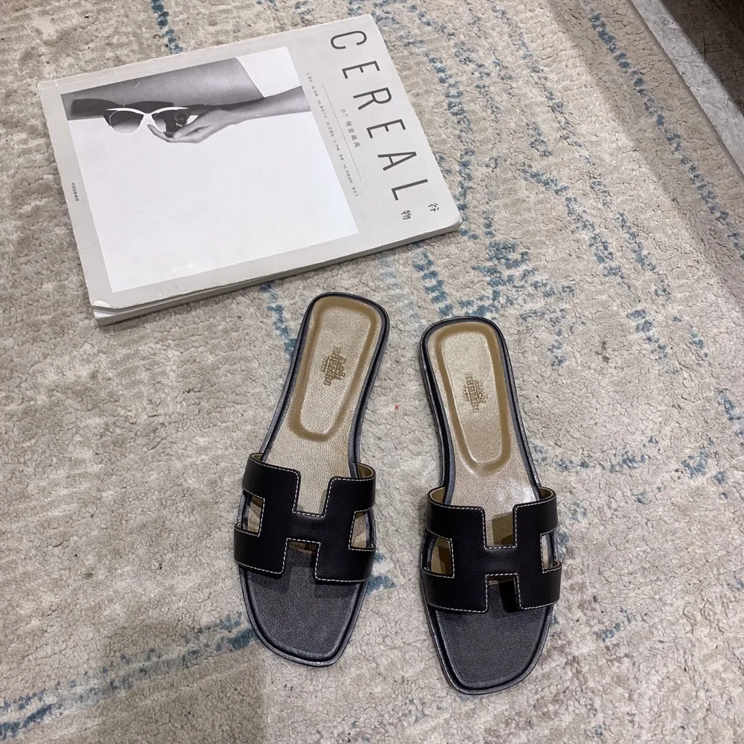 👟👟Ex-factory price 440👟👟 Hermes Hermes H slippers Oasis sandals series——————————Fashionable and versatile Super comfortable Every detail is made to the extreme Original swift calfskin Original 1:1 exclusive private mold upper/original leather outsole ▪️Packaging: Each pair of shoes comes with packaging ▪️SIZE: 35~42 (.40.41.42 customization is non-refundable and non-exchangeable)